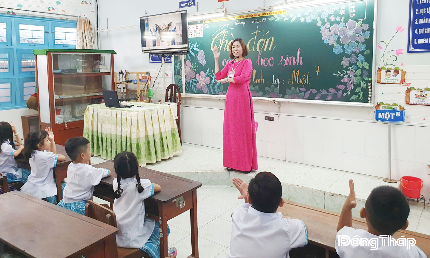 Những giờ học đầu tiên của học sinh lớp 1 Trường Tiểu học Lê Quý Đôn, phường Đạo Thạnh. 