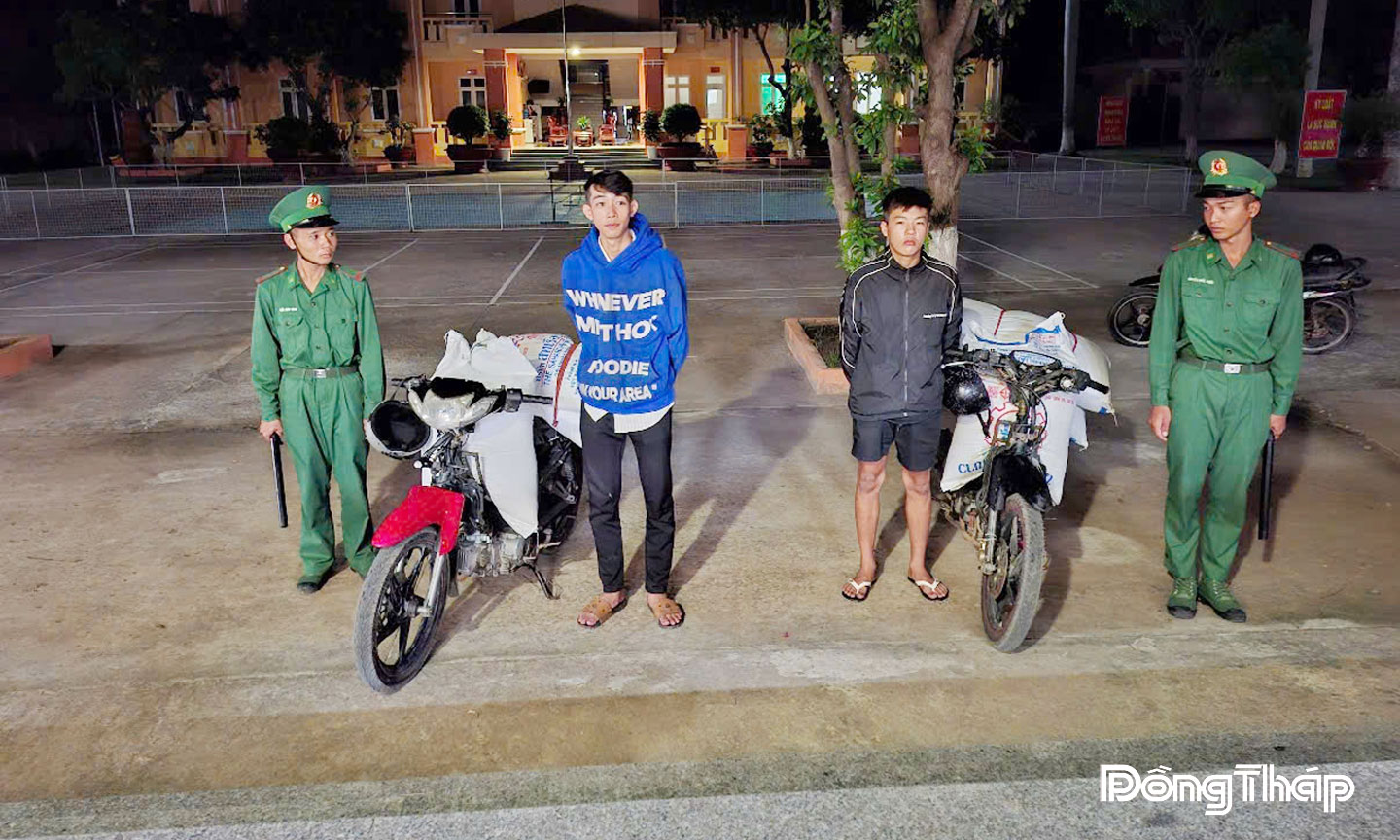 Đồn Biên phòng Cầu Muống (phường Thường Lạc) phát hiện các đối tượng vận chuyển hàng hóa nhập lậu. 