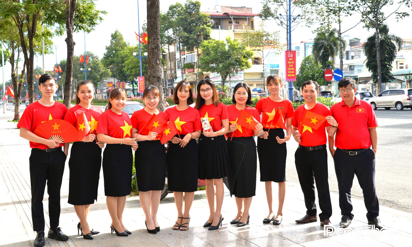 Các bạn trẻ hòa cùng ngày Tết Độc lập. 