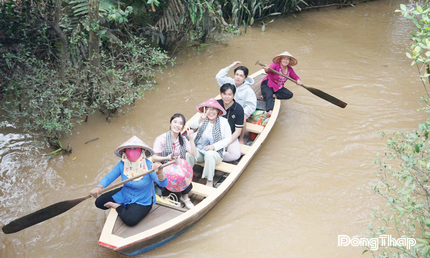 Du khách đi đò chèo tại cù lao Thới Sơn.