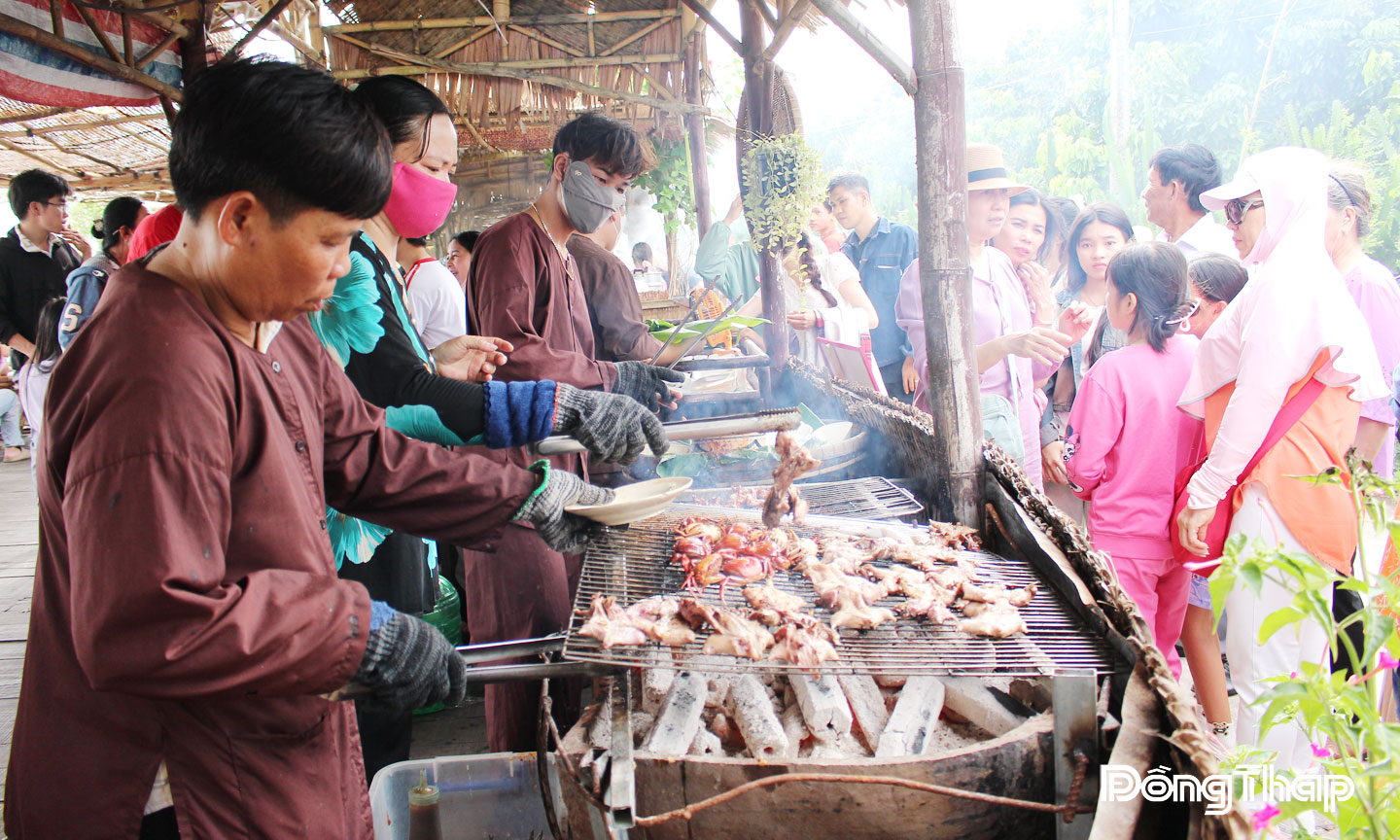 Đông đảo du khách đến Chợ quê Tân Thuận Đông tham quan trải nghiệm và thưởng thức các món đặc sản đồng quê. 