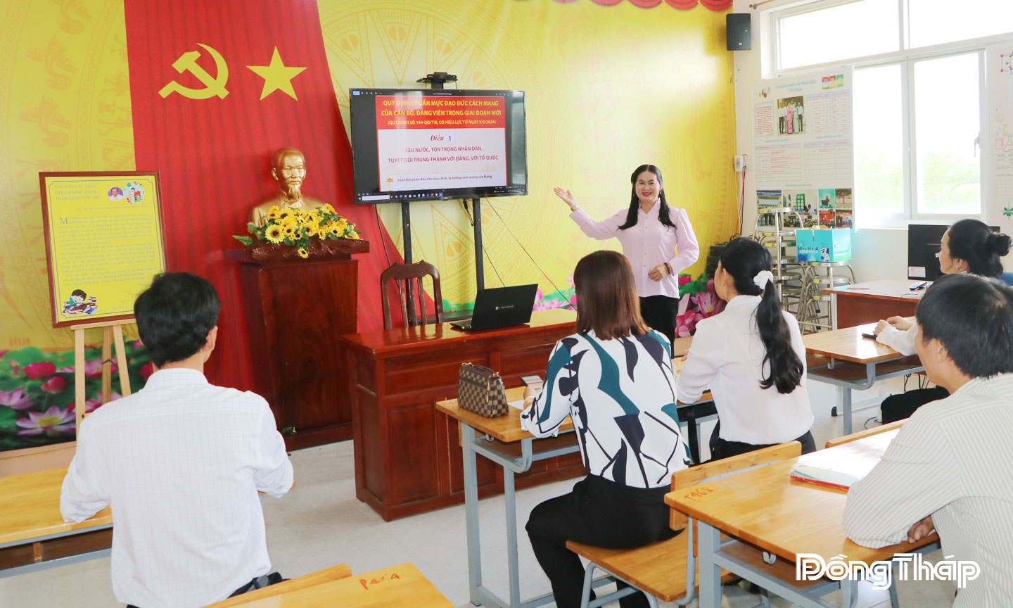 Đảng viên các chi bộ trực thuộc Đảng bộ Trường Trung học phổ thông Đốc Binh Kiều ứng dụng công nghệ số trong sinh hoạt chính trị, tư tưởng tại buổi sinh hoạt chi bộ.