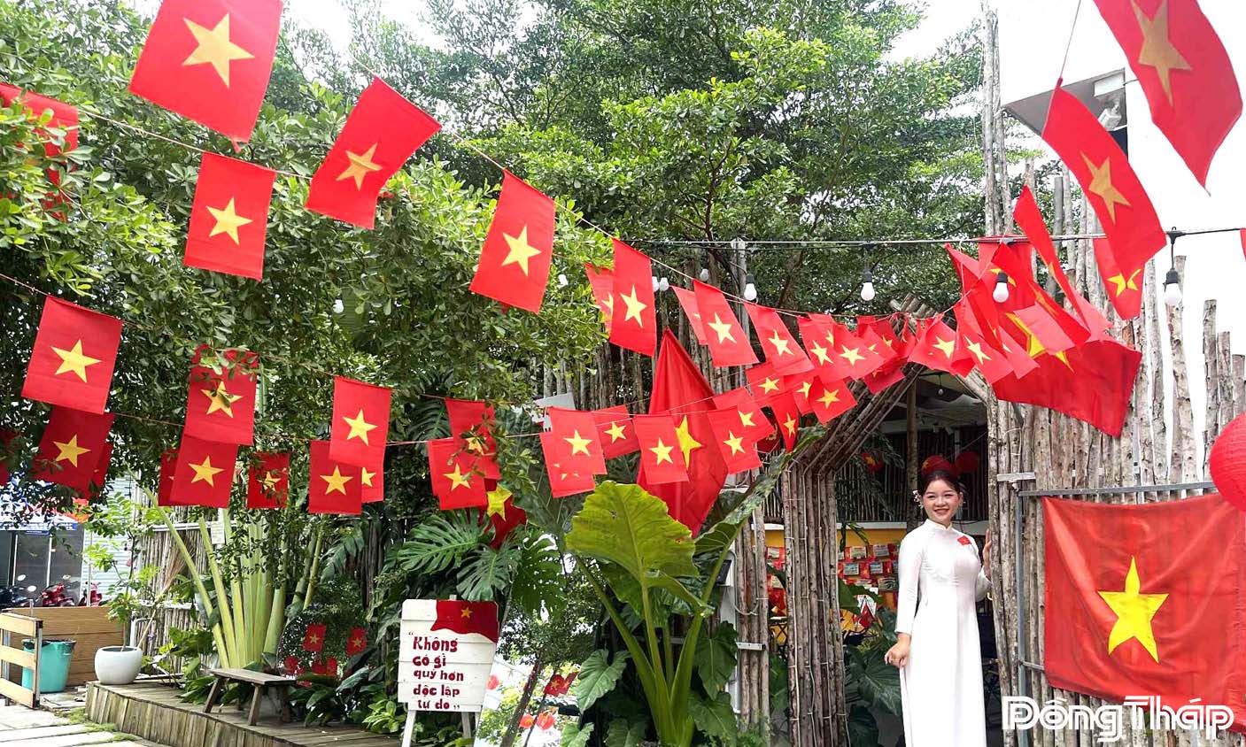 Quán cà phê tại phường Mỹ Phong, tỉnh Đồng Tháp lên ý tưởng và trang trí chào mừng Quốc khánh 2-9. Quán gây ấn tượng với tông đỏ nổi bật từ cờ, băng - rôn và biểu ngữ, thu hút đông khách đến mỗi ngày.