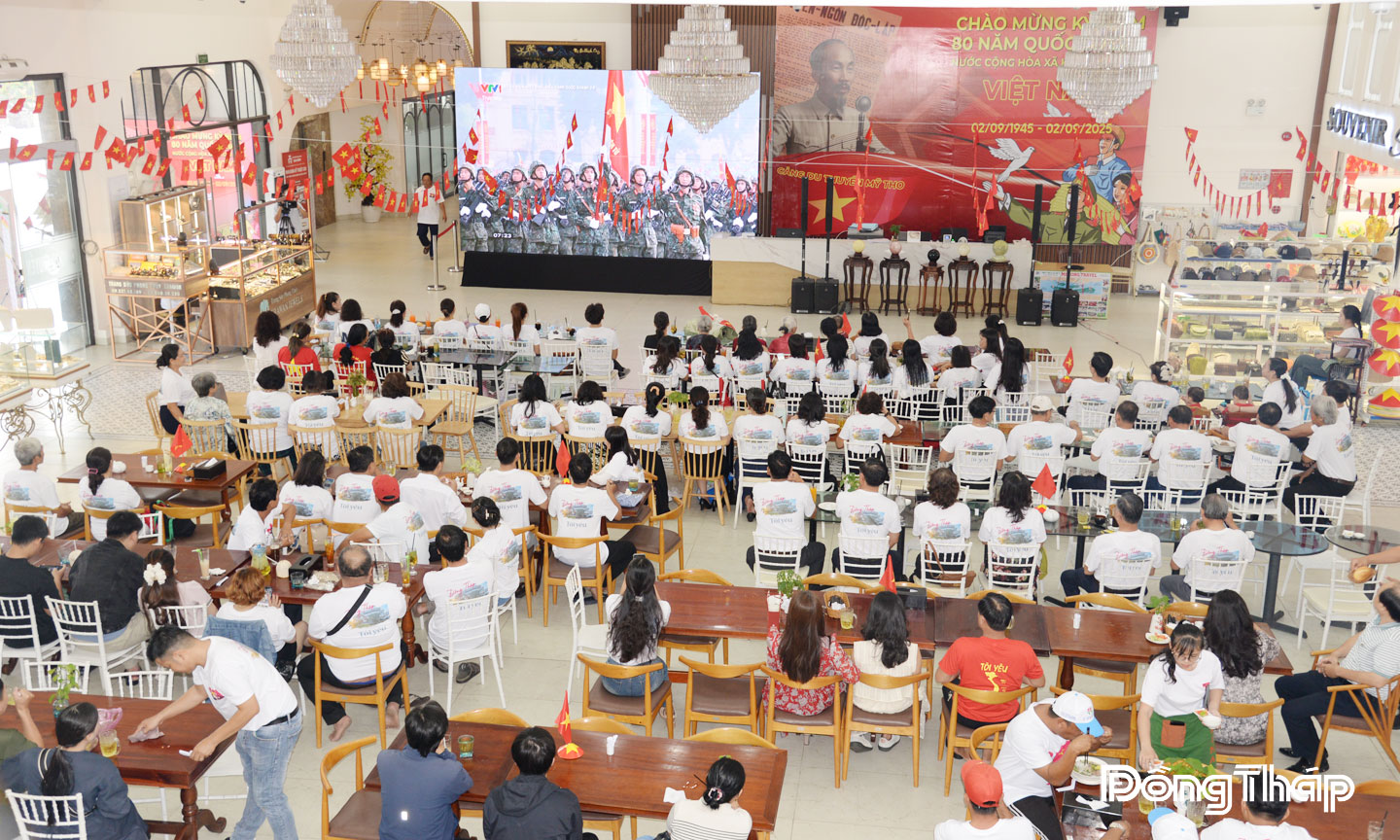 Người dân xem trực tiếp lễ diễu binh, diễu hành qua màn hình led tại Cảng Du thuyền Mỹ Tho.