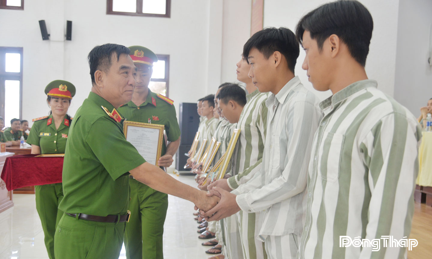 Thiếu tướng Nguyễn Việt Hùng, Phó Cục trưởng Cục C10 trao quyết định đặc xá tại trại giam Phước Hòa.