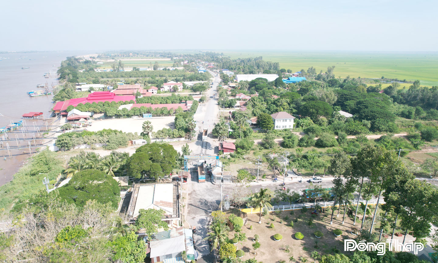 Cặp Cửa khẩu quốc tế đường bộ, đường sông Thường Phước (Việt Nam) - Kaoh Roka (Vương Quốc Campuchia) đã khai trương tạo điều kiện thuận lợi cho giao thương,  đi lại và du lịch giữa hai Quốc gia. 