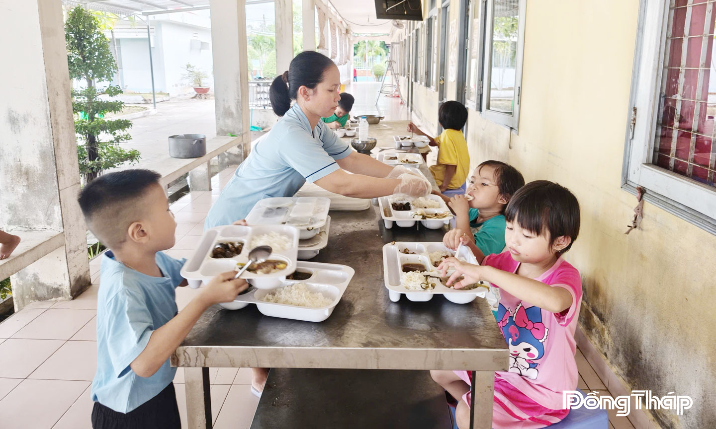 Nhân viên của Trung tâm Bảo trợ xã hội Tiền Giang là những “người mẹ”, “người cha” chăm sóc các bé.