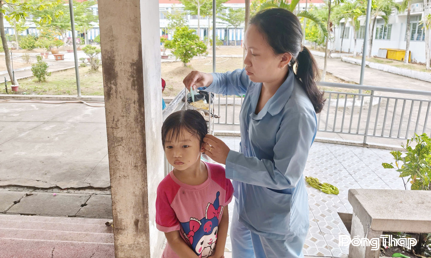 Nhân viên của Trung tâm Bảo trợ xã hội tỉnh chăm sóc các bé.