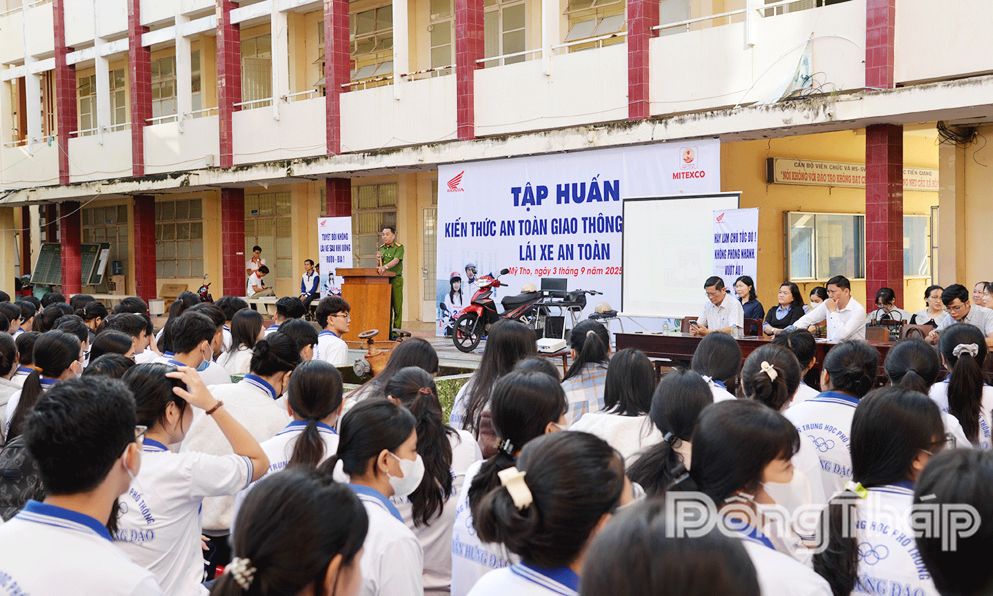 buổi ngoại khóa tuyên truyền, tập huấn kiến thức an toàn giao thông cho học sinh Trường THPT Trần Hưng Đạo