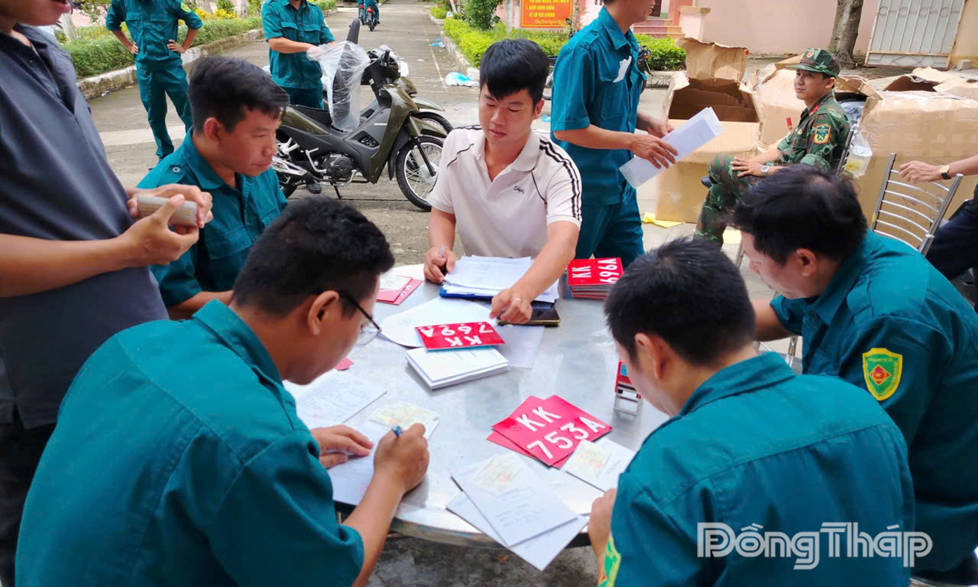 Bàn giao biển số và giấy tờ xe mô tô 2 bánh cho Ban CHQS cấp xã.