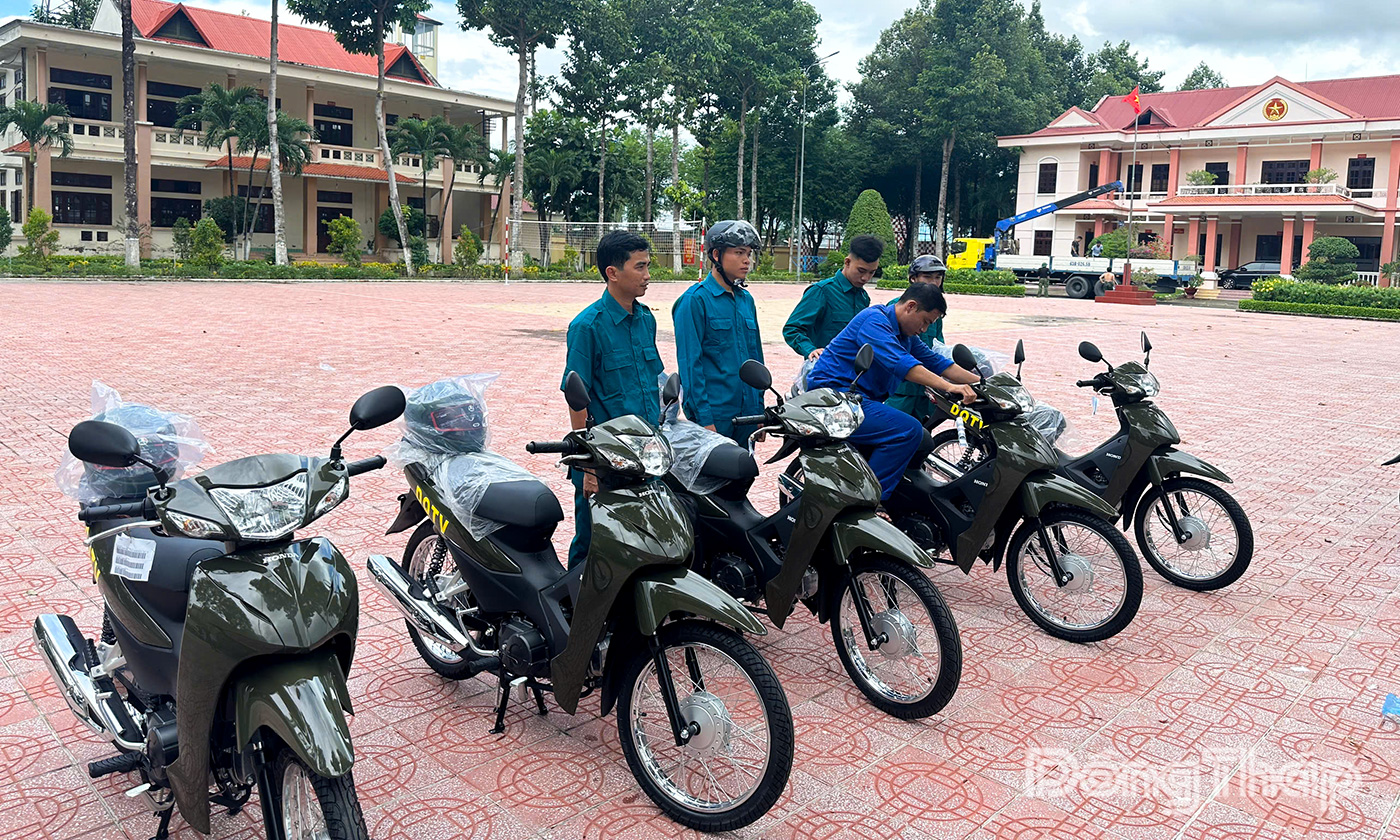 Cán bộ ban CHQS các xã, phường tiếp nhận xe mô tô.