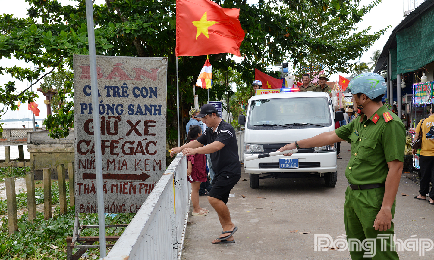 Buộc tháo dỡ các bảng hiệu.