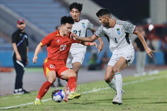 Pha tranh bóng giữa cầu thủ Thanh Nhàn (số 22, U23 Việt Nam) và cầu thủ Shanta (số 4, U23 Bangladesh). Ảnh: Minh Quyết/TTXVN