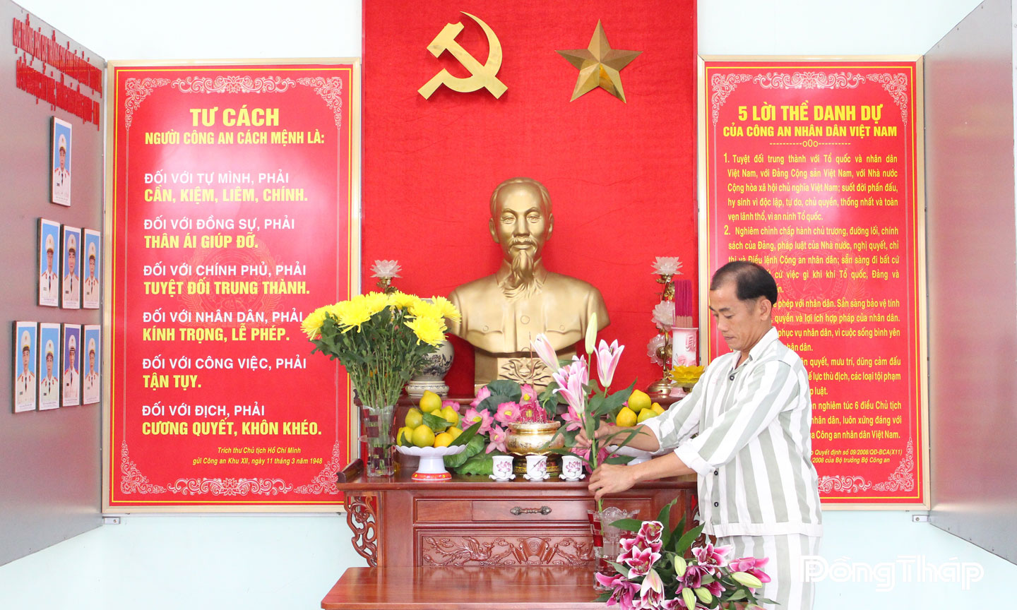 Trước khi trở về với gia đình, anh Nguyễn Thanh Phong trang trí và thắp hương bàn thờ Bác Hồ tại Nhà truyền thống của Trại giam Cao Lãnh.