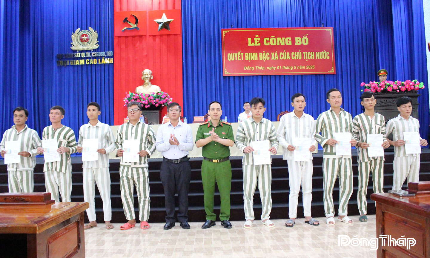  Trao Quyết định đặc xá và thẻ Căn cước công dân cho những người được đặc xá.