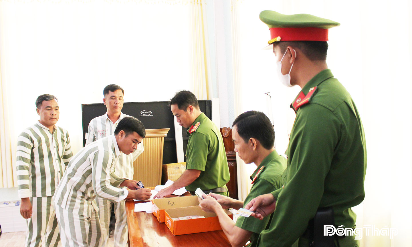  Cán bộ Trại giam Cao Lãnh làm thủ tục cấp tiền tàu xe, tiền ăn, tiền hỗ trợ từ Quỹ Tái hòa nhập cộng đồng, trao thẻ Căn cước công dân và sim điện thoại cho những người được đặc xá.