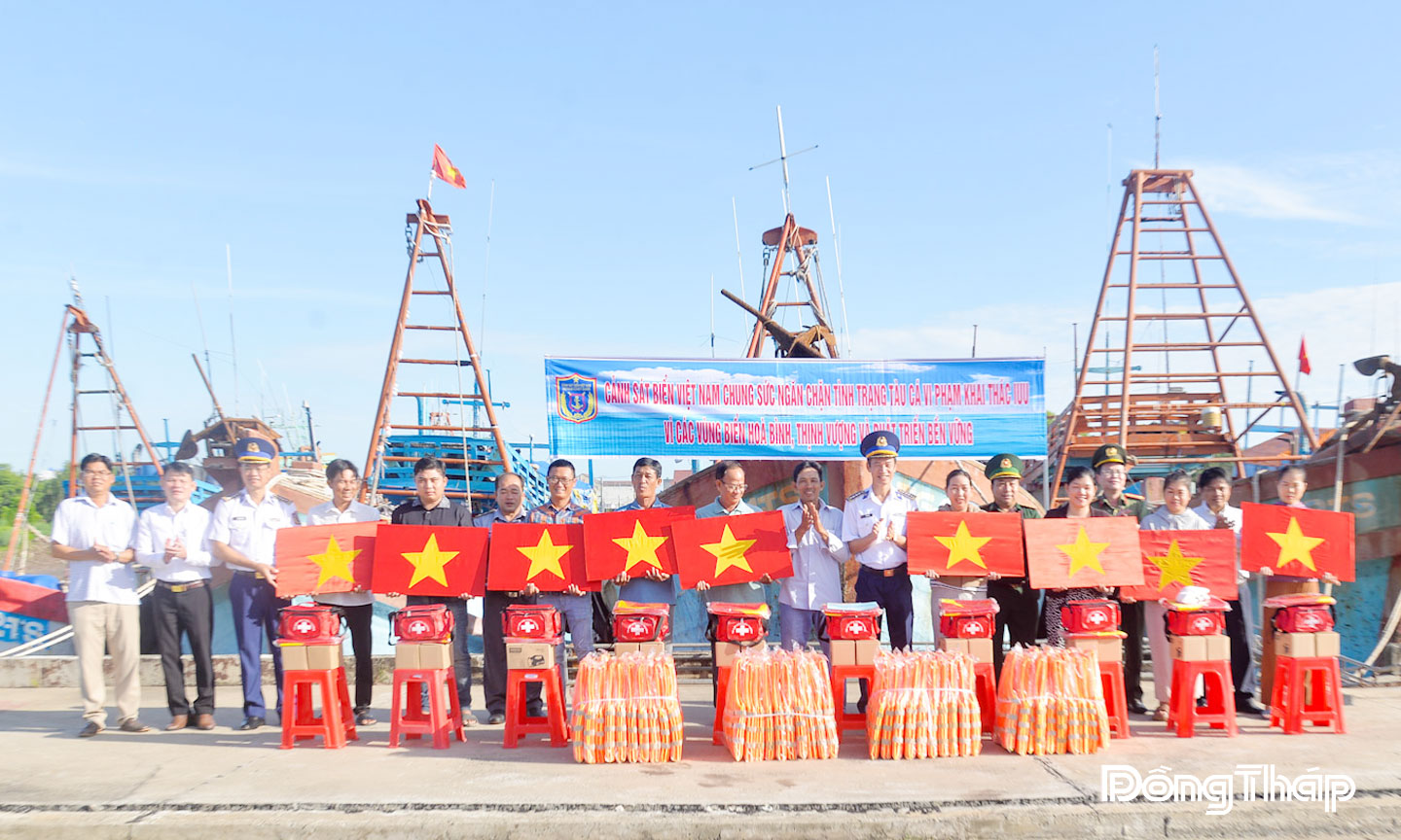 Lãnh đạo Bộ Tư lệnh Vùng Cảnh sát biển 3 và Ban Tuyên giáo và Dân vận Tỉnh ủy Đồng Tháp trao quà cho ngư dân có hoàn cảnh khó khăn trên địa bàn xã Gia Thuận.