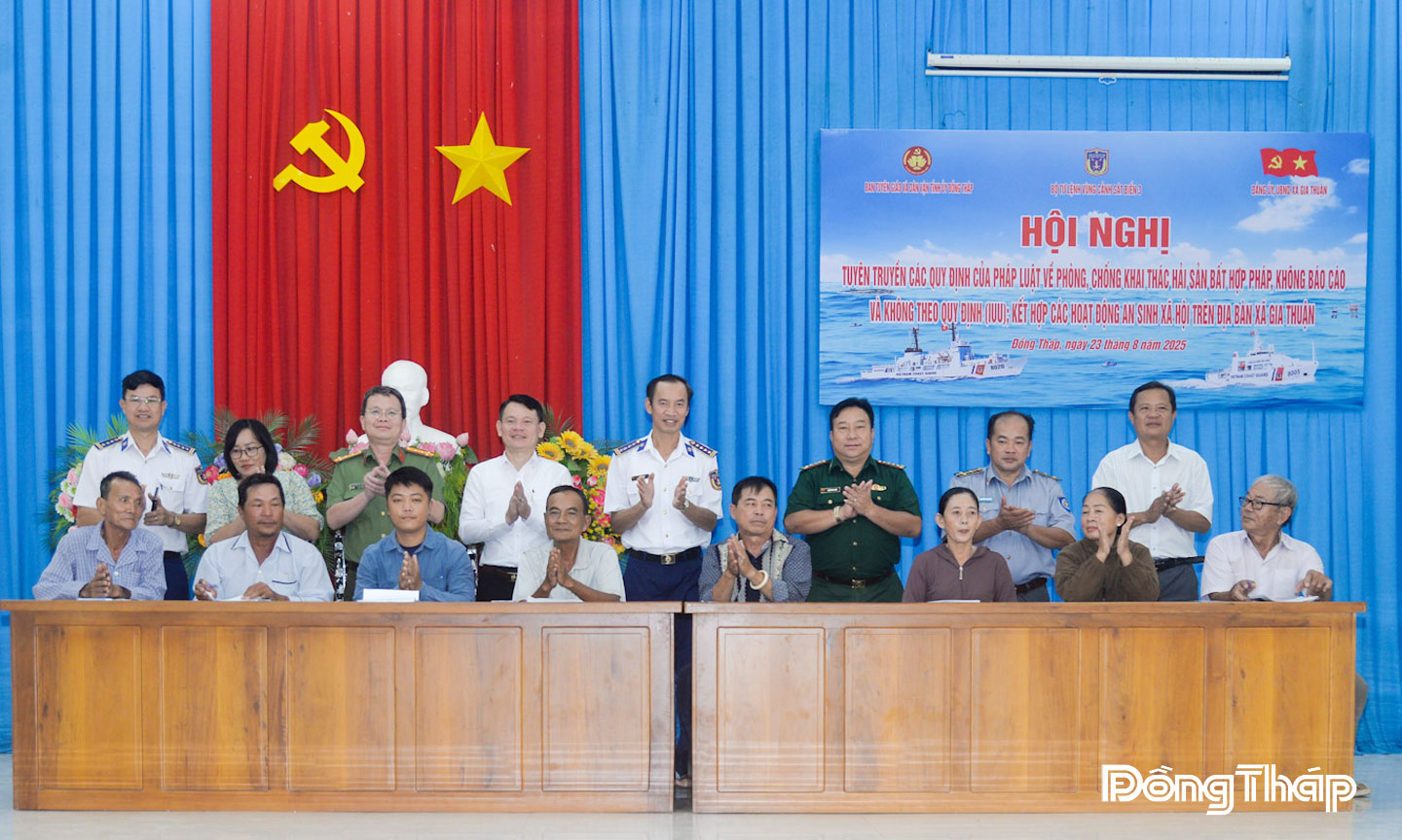 Đại diện các chủ phương tiện và thuyền trưởng ký cam kết không vi phạm quy định về khai thác IUU.