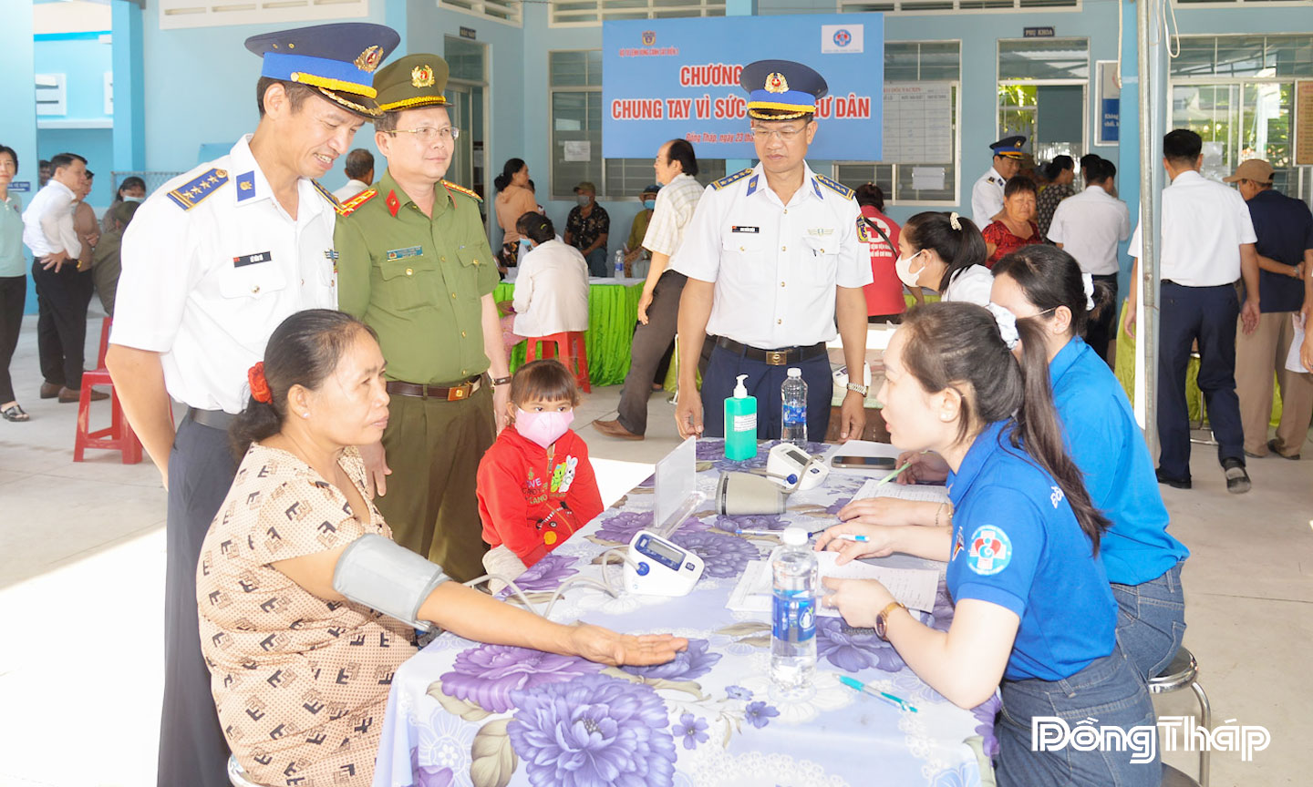 Bộ Tư lệnh Vùng Cảnh sát biển 3 phối hợp với Bệnh viện Hùng Vương (TP. Hồ Chí Minh) tổ chức khám bệnh, tư vấn sức khỏe, cấp phát thuốc miễn phí cho người dân xã Gia Thuận.