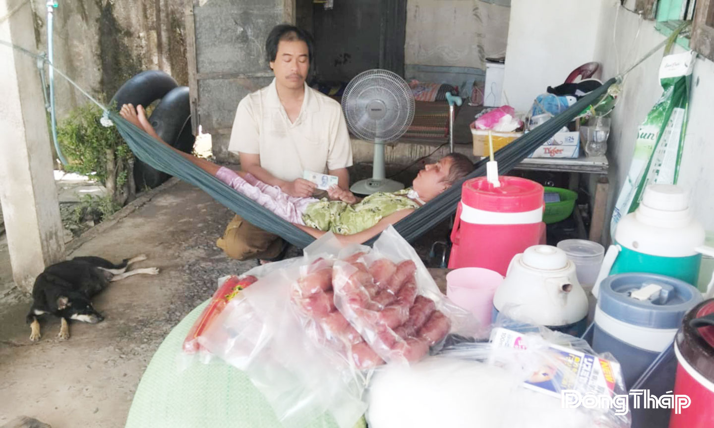 Trao tiền chị Yến Phương.