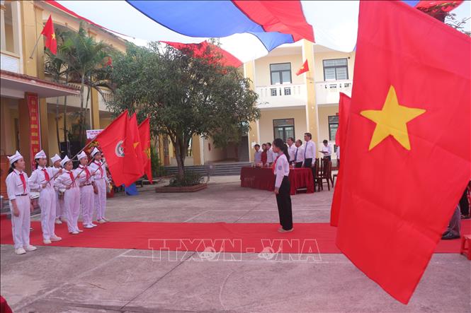 Nghi thức chào cờ trong lễ khai giảng tại trường THCS Lê Xuân Đào, huyện Hưng Nguyên (cũ), tỉnh Nghệ An. Ảnh tư liệu - minh họa: Bích Huệ/TTXVN
