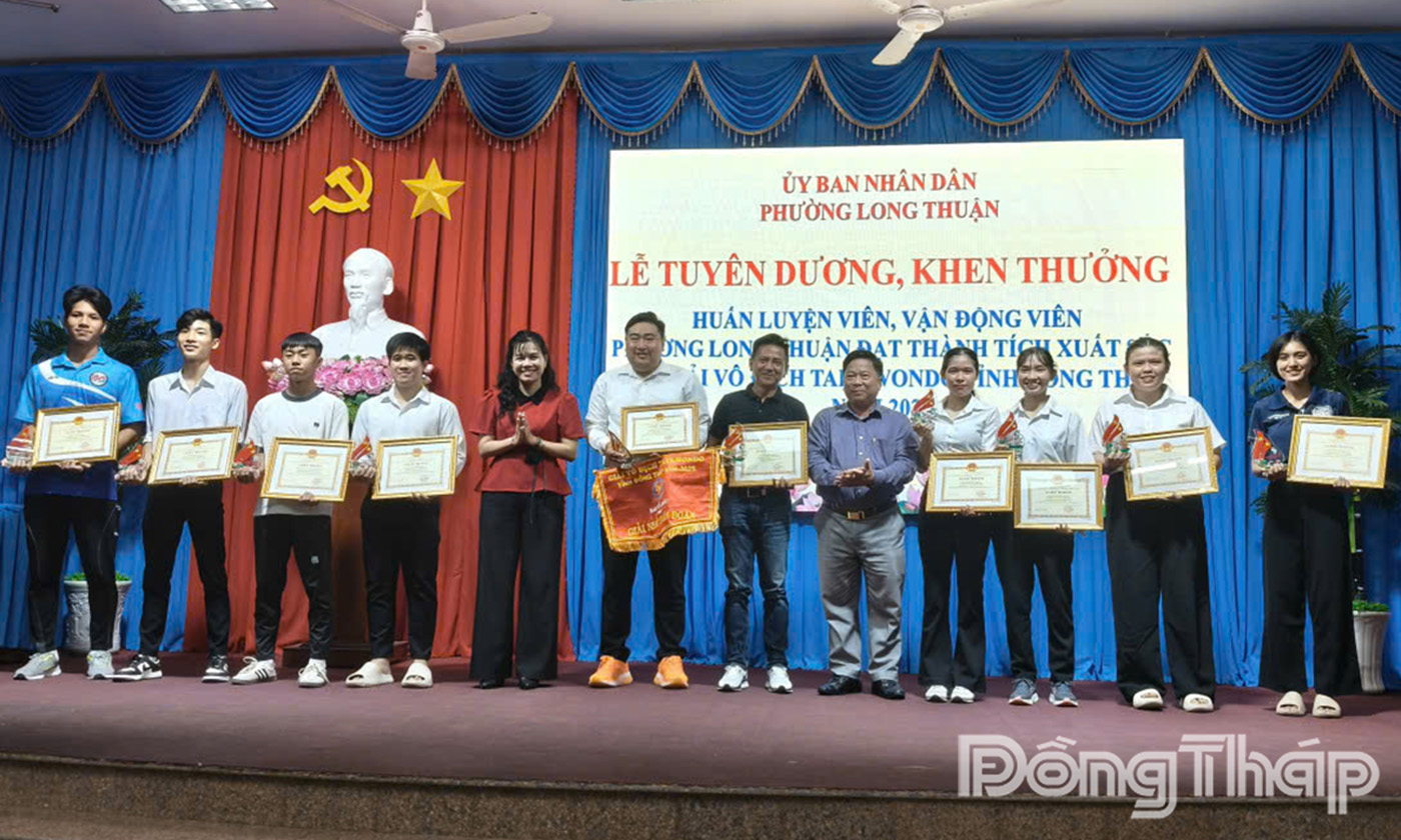Đồng chí Nguyễn Thị Mỹ Xuân, Phó Bí thư Đảng ủy, Chủ tịch UBND phường và đồng chí Nguyễn Hải Hiệp, Phó Chủ tịch UBND phường trao Giấy khen cho các tập thể và cá nhân đoạt thành tích cao tại Giải vô địch Taekwondo tỉnh Đồng Tháp 2025.