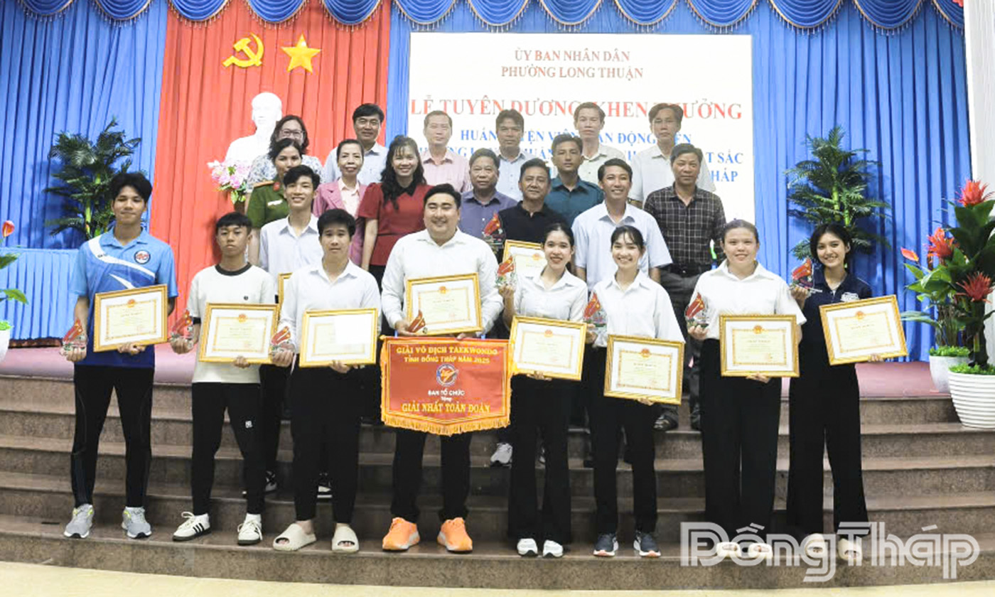 Lãnh đạo UBND phường Long Thuận chụp ảnh lưu niệm với tập thể huấn luyện viên, vận động viên phường tham gia Giải vô địch Taekwondo tỉnh Đồng Tháp năm 2025.