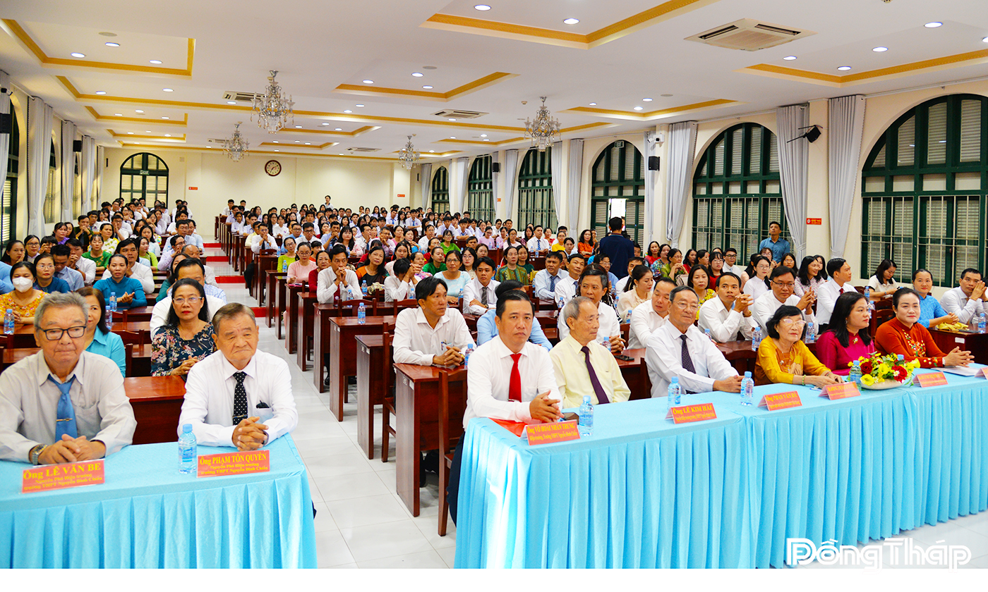Các đại biểu tham dự buổi lễ và theo dõi tường thuật trực tiếp chương trình Khai giảng năm học mới 