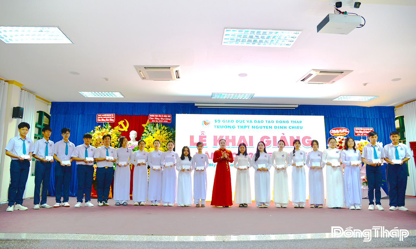 Đồng chí Nguyễn Hải Trâm trao tặng học bổng cho các em học sinh.