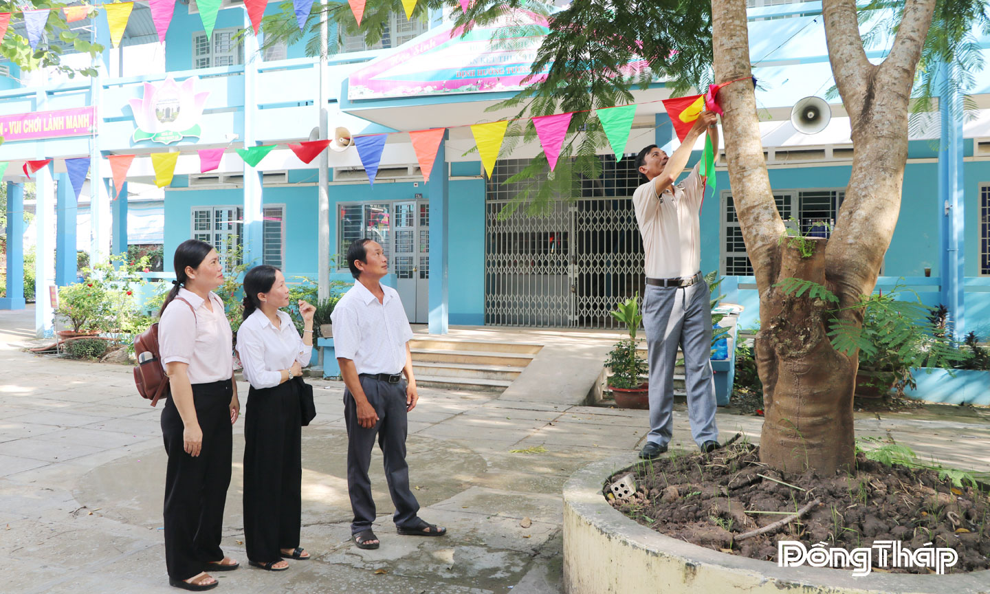 Công tác trang trí, chuẩn bị cho Lễ khai giảng được Trường Trung học cơ sở An Phong (xã An Long, tỉnh Đồng Tháp) thực hiện từ sớm nhằm đảm bảo buổi lễ diễn ra trang trọng.