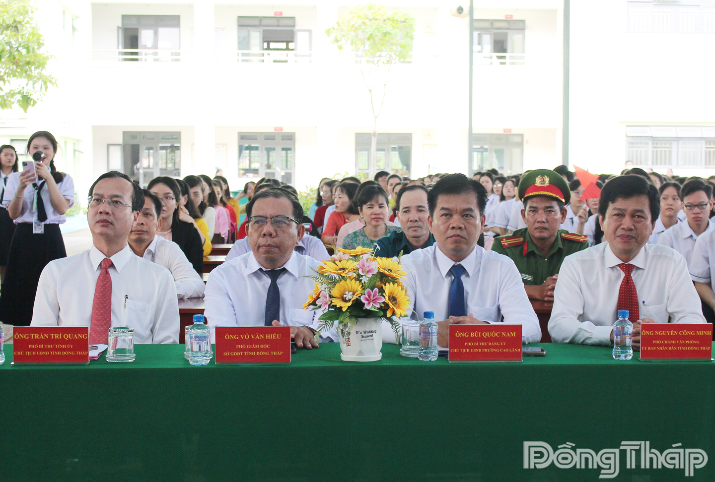 Đồng chí Trần Trí Quang, Phó Bí thư Tỉnh ủy, Chủ tịch UBND tỉnh Đồng Tháp (bìa trái) dự Lễ khai giảng năm học 2025 - 2026 tại Trường THPT Cao Lãnh.