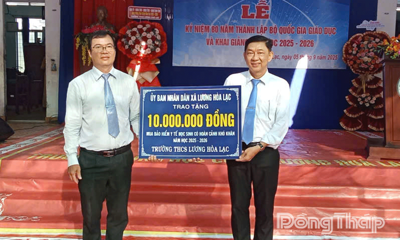 UBND xã trao tặng 10 triệu đồng, mua bảo hiểm y tế cho học sinh có hoàn cảnh khó khăn.