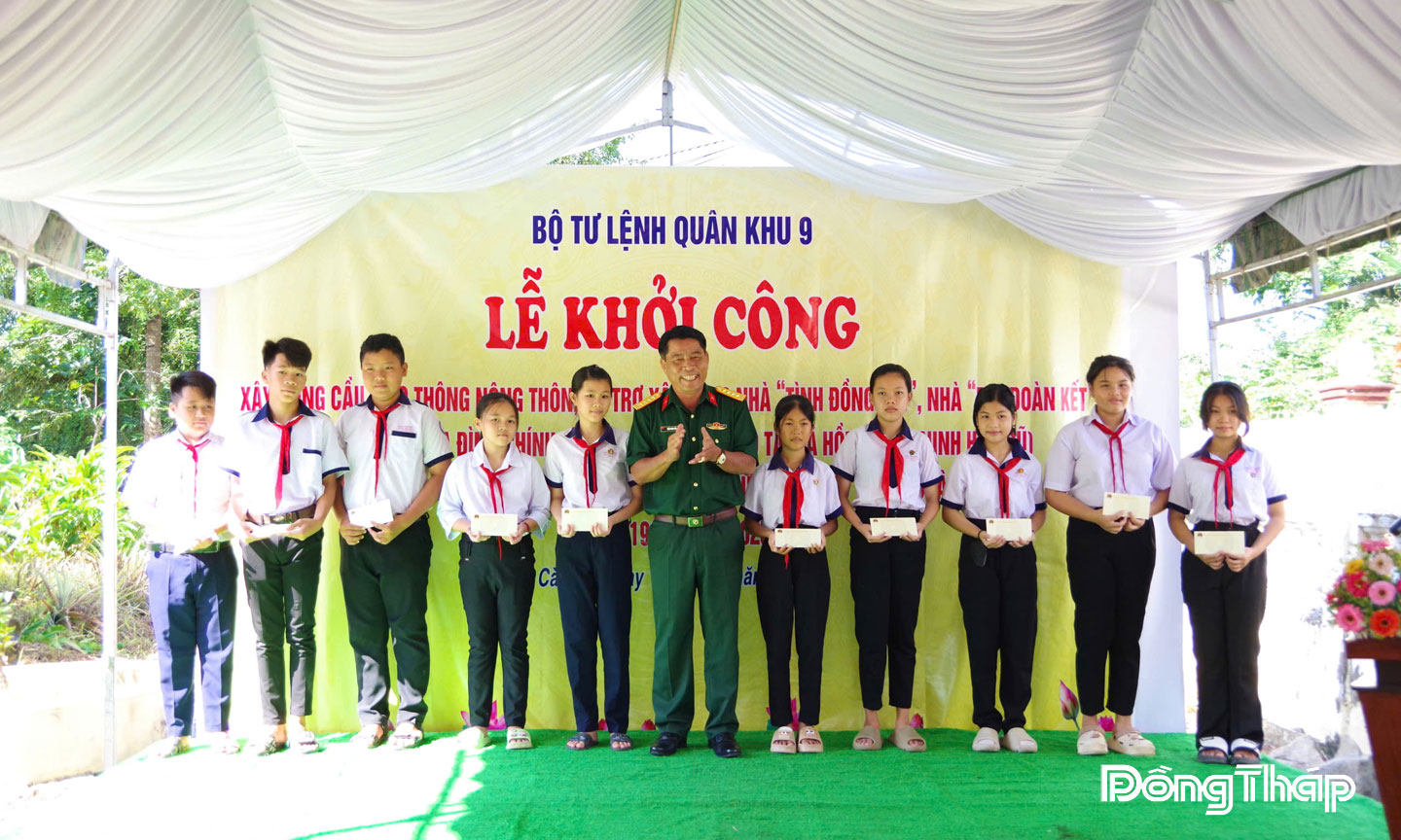 Đại diện lãnh đạo Bệnh viện Quân y 120 trao tặng 40 phần quà cho các gia đình chính sách, mỗi phần trị giá 1 triệu đồng từ nguồn quỹ phúc lợi của đơn vị.