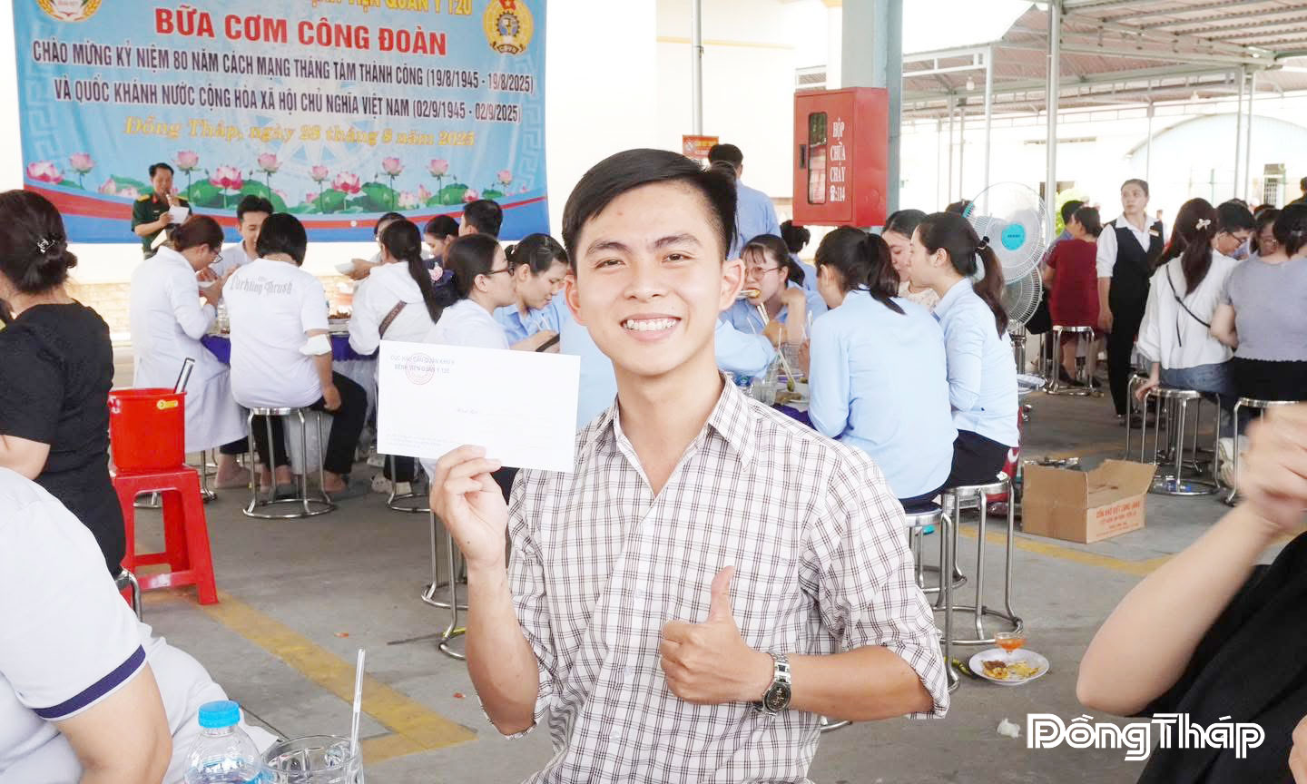 Các công đoàn viên hào hứng tham gia bốc thăm trúng thưởng với 30 phần quà, mỗi phần trị giá 200.000 đồng.