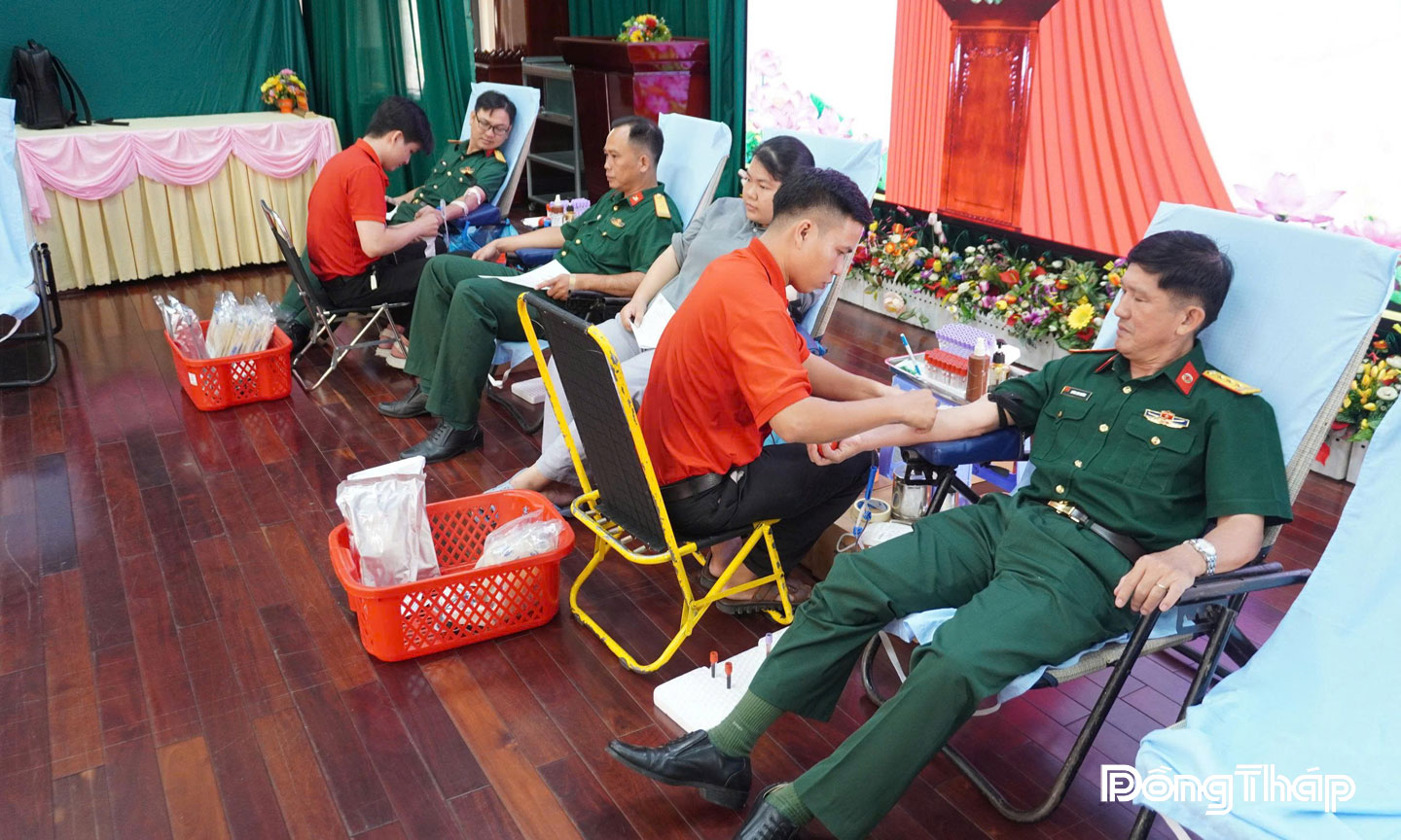 Chương trình hiến máu tình nguyện năm 2025 với chủ đề “Hiến giọt máu đào, trao đời sự sống” thu hút đông đảo cán bộ, chiến sĩ tham gia.