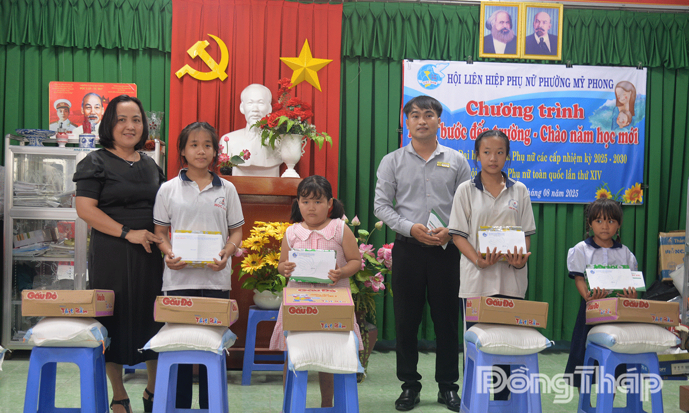 Trao quà cho trẻ em mồ côi.