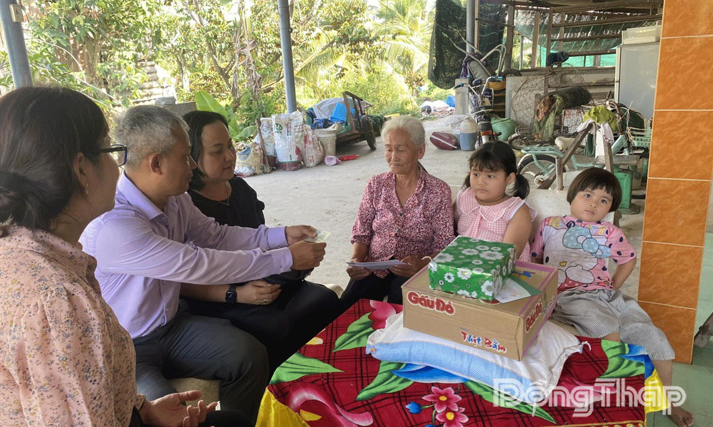 Các nhà hảo tâm đến tận nhà thăm hỏi, trao quà cho các em.