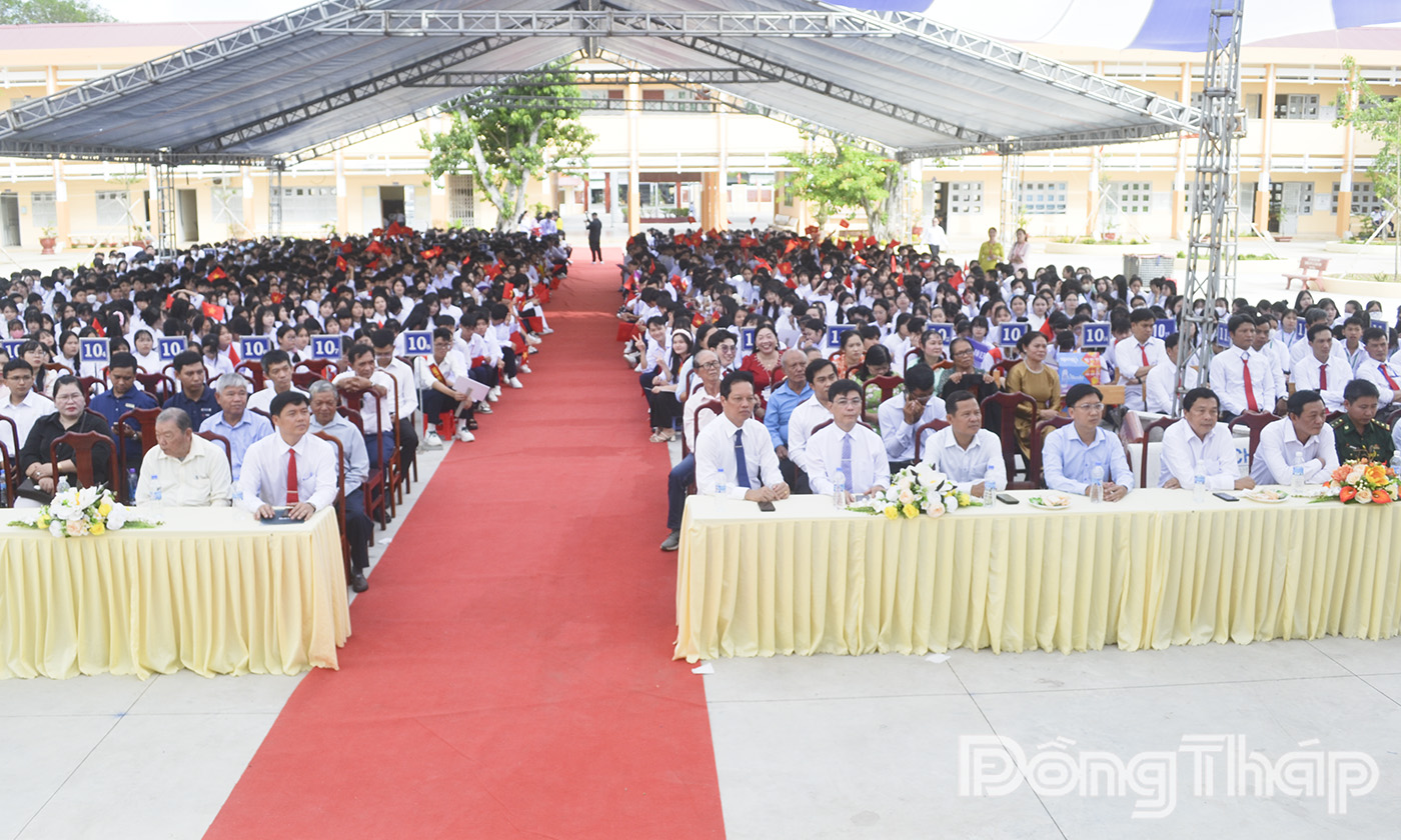 Đại biểu và thầy, cô giáo, học sinh Trường THPT Gò Công Đông dự Lễ khai giảng và theo dõi Lễ kỷ niệm 80 năm thành lập Bộ Quốc gia Giáo dục (nay là Bộ Giáo dục và Đào tạo) được trực tiếp từ VTV1.