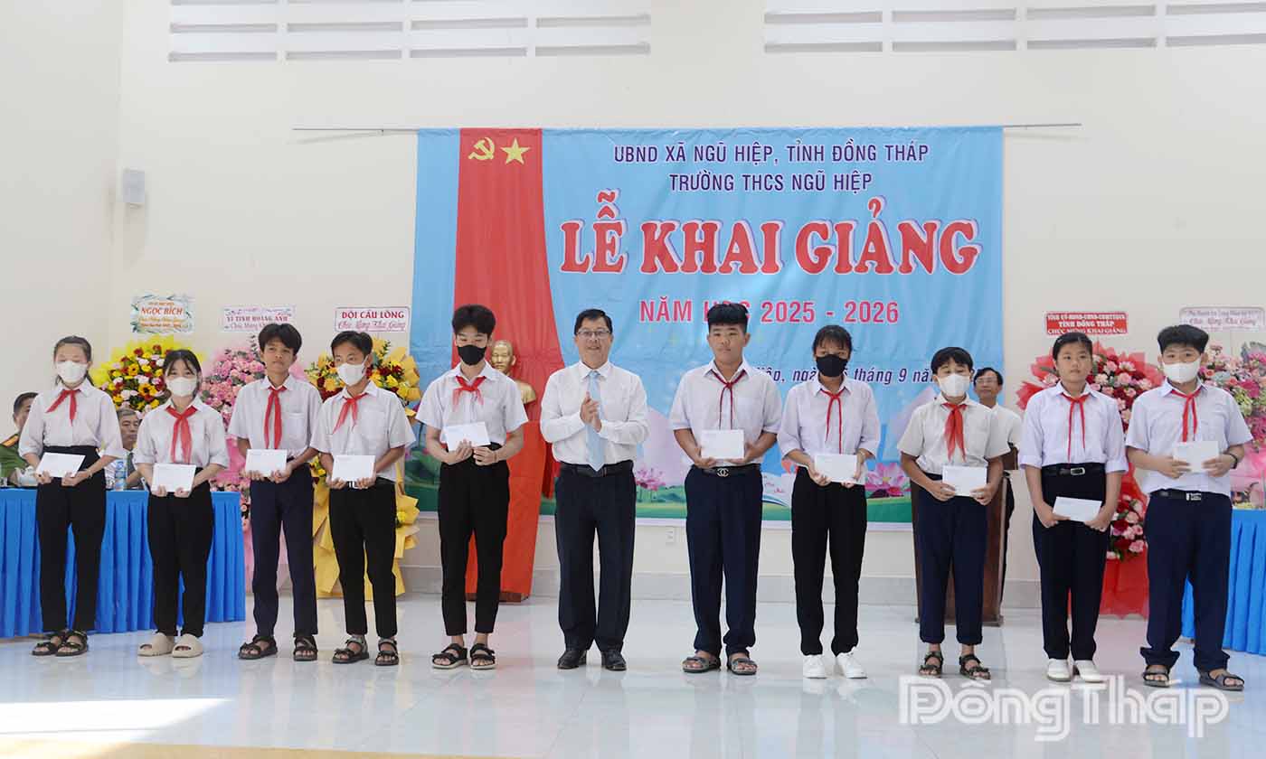 Đồng chí Trần Thanh Nguyên trao học bổng cho các em học sinh Trường THCS Ngũ Hiệp.