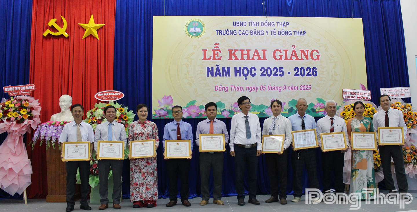 Bác sĩ Chuyên khoa II Nguyễn Tấn Hưng, Hiệu trưởng Trường Cao đẳng Y tế Đồng Tháp trao khen thưởng cho cá nhân.