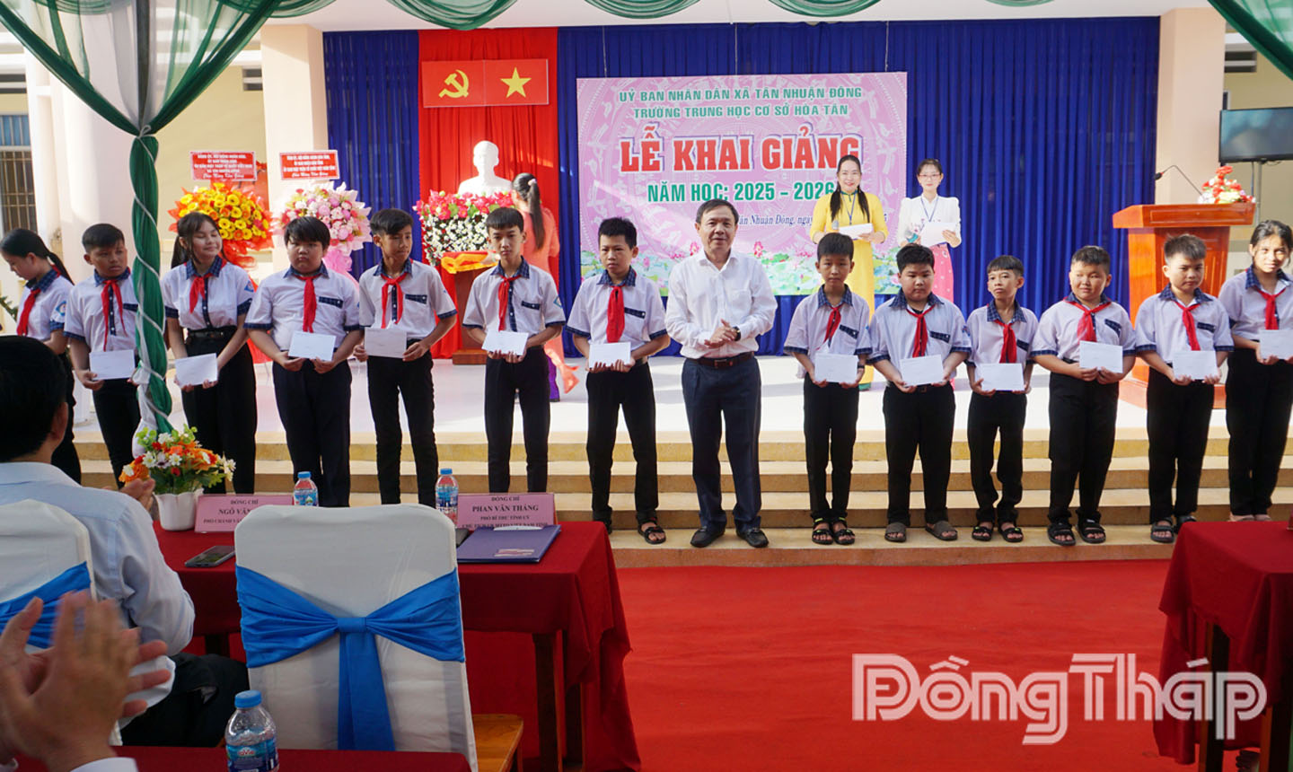 Đồng chí Phan Văn Thắng - Phó Bí thư Tỉnh ủy, Chủ tịch Ủy ban Mặt trận Tổ quốc Việt Nam tỉnh trao học bổng cho các em học sinh vượt khó vươn lên trong học tập