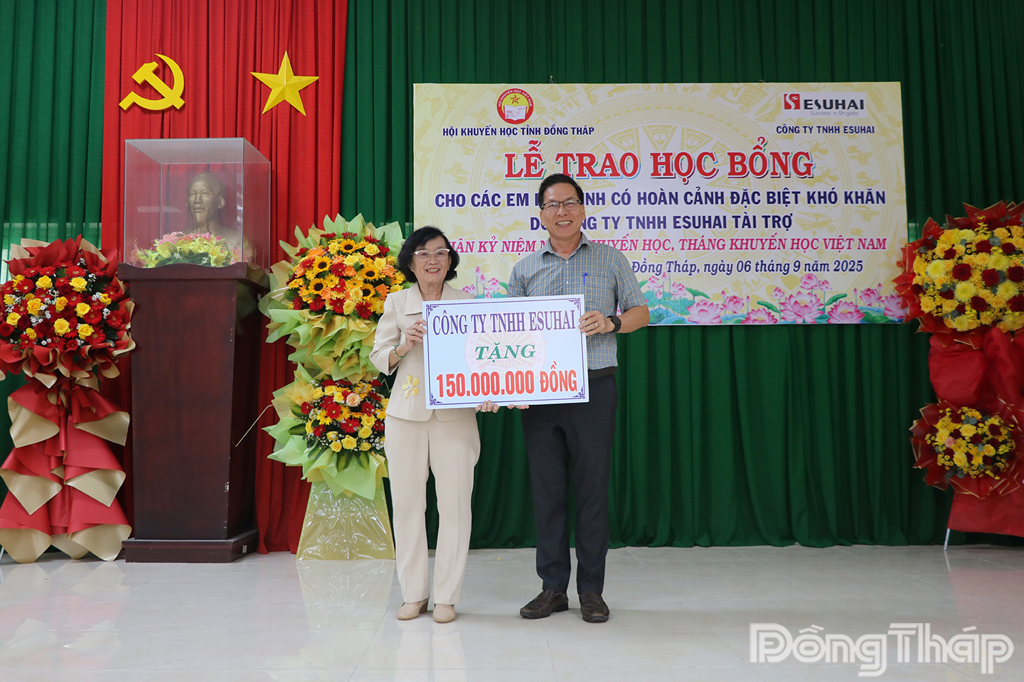 Đại diện Công ty TNHH Esuhai trao bảng tượng trưng tặng 150 triệu đồng cho Hội Khuyến học tỉnh.