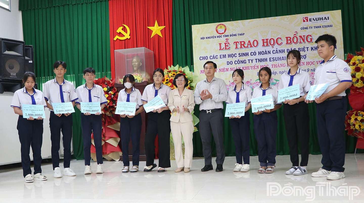 Học sinh nhận học bổng tại buổi lễ.