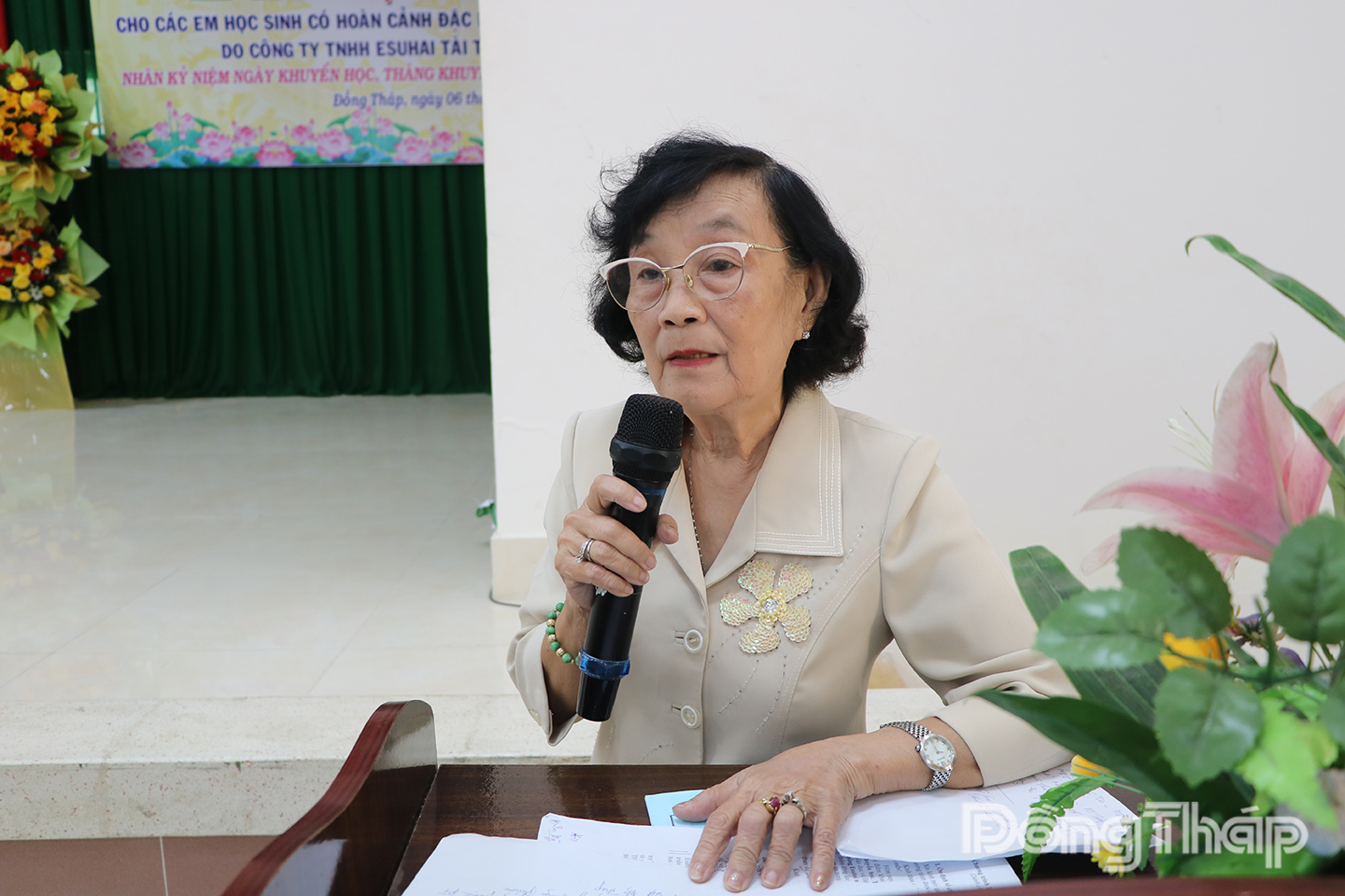 Bà Đồng Thị Bạch Tuyết, Chủ tịch Hội Khuyến học tỉnh phát biểu tại buổi lễ.