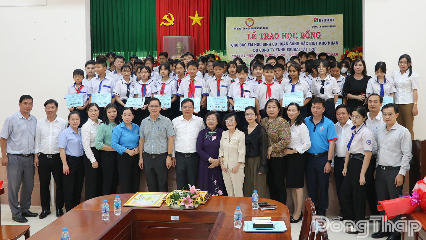 Đại biểu chụp ảnh lưu niệm với học sinh nhận học bổng.