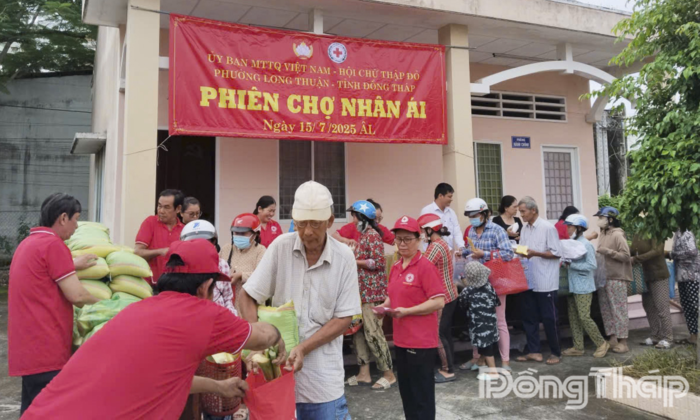 Người dân có hoàn cảnh khó khăn trên địa bàn nhận quà từ Ban tổ chức.