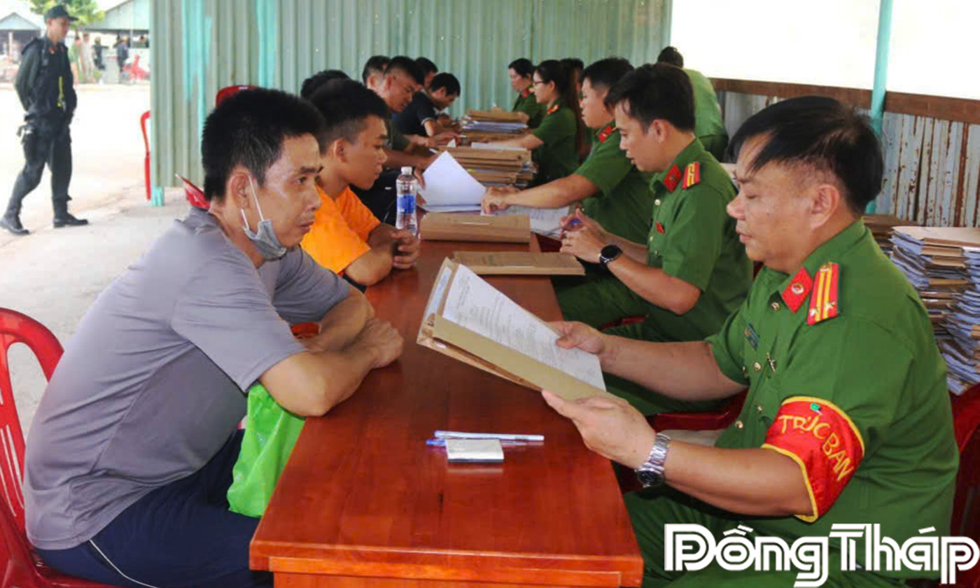 Cán bộ làm hồ sơ đặc xá cho PN