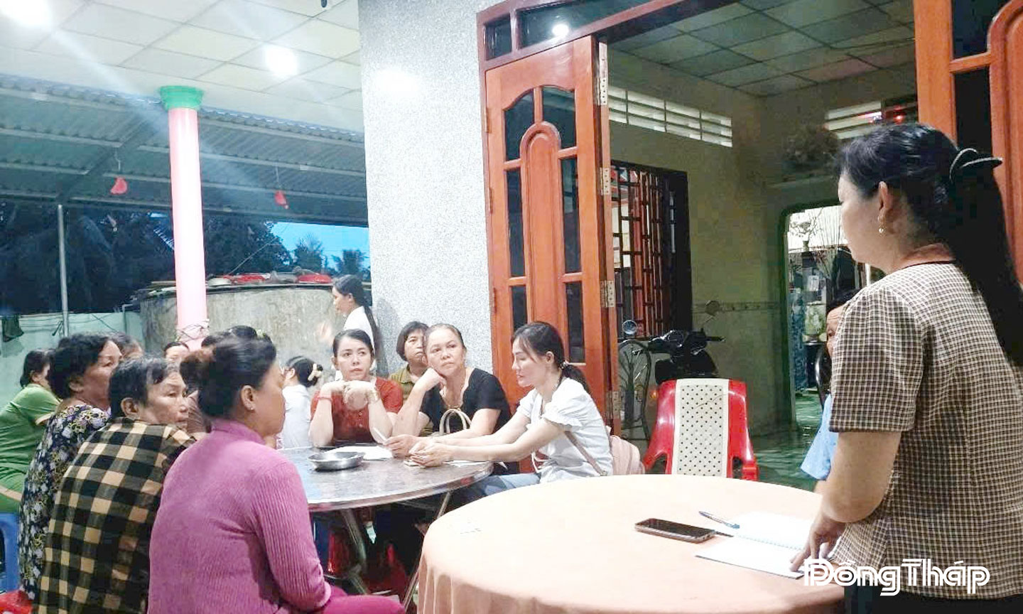 Chi hội Liên hiệp Phụ nữ xã Tân Thuận Bình tổ chức họp sinh hoạt định kỳ hằng tháng, tuyên truyền các nội dung định hướng của Đảng ủy xã và Chi hội đến các hội viên. Ảnh: Hội Liên hiệp Phụ nữ xã Tân Thuận Bình cung cấp.