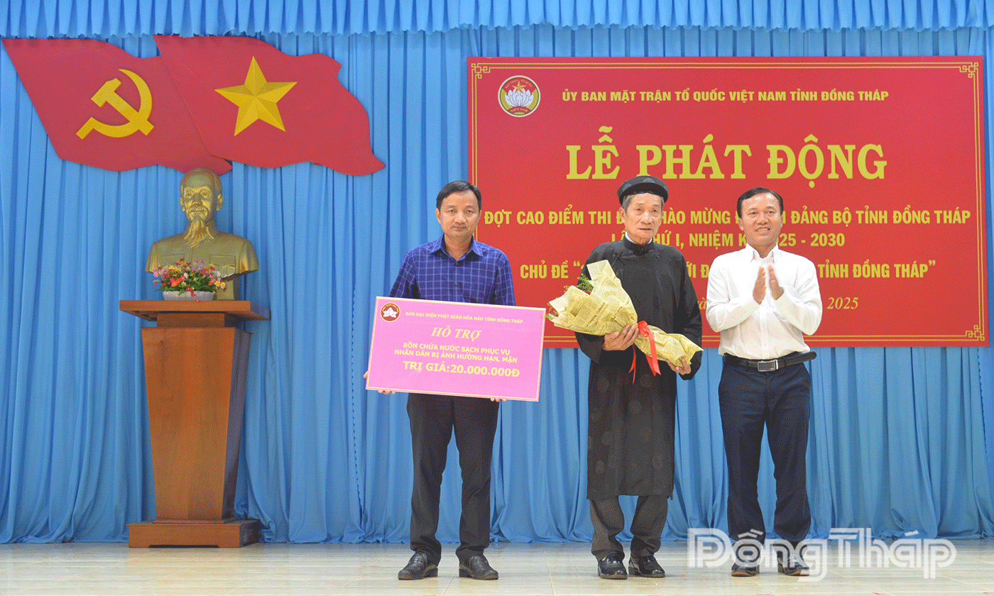 Các đơn vị trao bảng tượng trưng hỗ trợ các công trình an sinh xã hội trên địa bàn Tỉnh.