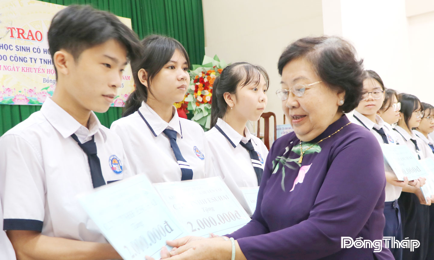 Đồng chí Nguyễn Thị Hoài Thu, nguyên Ủy viên Ban Chấp hành Trung ương Đảng, nguyên Ủy viên Ủy ban Thường vụ Quốc hội, nguyên Chủ nhiệm Ủy ban các vấn đề xã hội của Quốc hội trao học bổng cho học sinh tại Lễ trao học bổng cho học sinh có hoàn cảnh đặc biệt khó khăn.